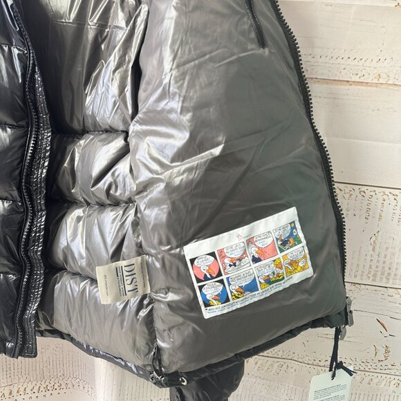 This Moncler down jacket, though a men's style - Picture 4 of 7